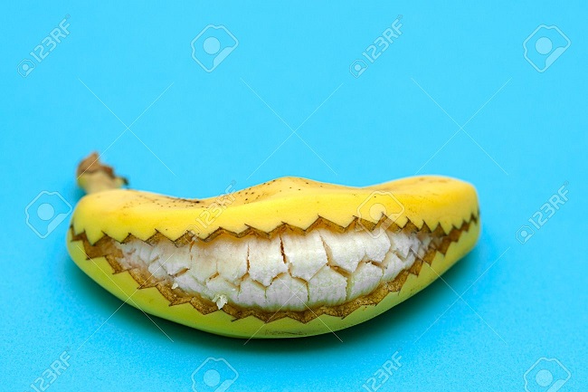 12837635-a-banana-cut-and-opened-so-that-it-looks-like-a-smiling-mouth-with-teeth.jpg